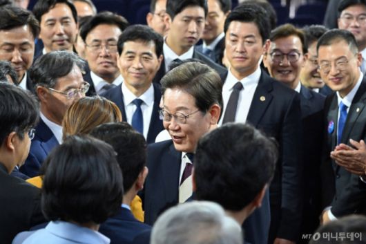 (서울=뉴스1) 국회사진기자단 = 이재명 대통령이 4일 서울 여의도 국회에서 제21대 대통령 취임선서와 취임사를 마치고 이동하며 의원 및 참석 내외빈들과 인사를 하고 있다.  2025.6.4/뉴스1  Copyright (C) 뉴스1. All rights reserved. 무단 전재 및 재배포,  AI학습 이용 금지. /사진=(서울=뉴스1) 국회사진기자단