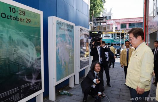 [서울=뉴시스] 고범준 기자 = 이재명 대통령이 12일 서울 용산구 이태원 참사 현장 '10·29 기억과 안전의 길'을 둘러보고 있다. (대통령실통신사진기자단) 2025.06.12. bjko@newsis.com /사진=