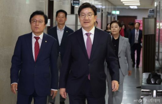 [서울=뉴시스] 조성봉 기자= 권성동 국민의힘 원내대표가 12일 오후 서울 여의도 국회에서 열린 퇴임 기자회견에 참석하고 있다. 2025.06.12. suncho21@newsis.com /사진=조성봉