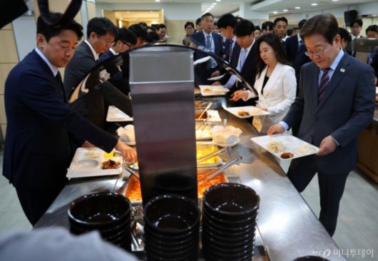 [서울=뉴시스] 최진석 기자 = 이재명 대통령이 12일 서울 용산 대통령실 구내식당에서 사진 영상 기자들과 점심 식사를 위해 식판에 음식을 담고 있다. 2025.06.12. myjs@newsis.com /사진=최진석