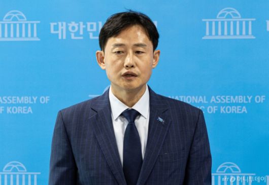 (서울=뉴스1) 이재명 기자 = 윤재관 조국혁신당 대변인이 12일 오후 서울 여의도 국회 소통관에서 특검 후보 추천 관련 브리핑을 하고 있다.  이날 브리핑에서 조국혁신당은 내란특검 후보자에 한동수 전 대검찰청 감찰부장을, 김건희특검 후보자에 심재철 전 서울남부지검장을, 채해병특검 후보자에 이명현 전 합참 법무실장을 각각 추천했다. 2025.6.12/뉴스1  Copyright (C) 뉴스1. All rights reserved. 무단 전재 및 재배포,  AI학습 이용 금지. /사진=(서울=뉴스1) 이재명 기자