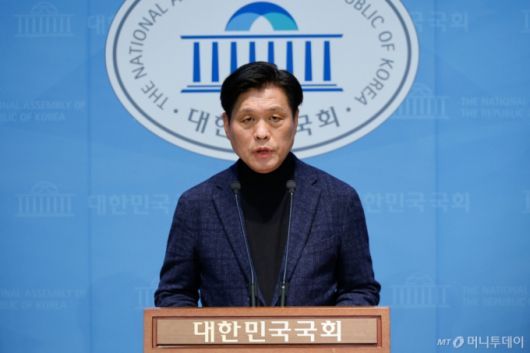 조승래 더불어민주당 수석대변인이 지난 3월 8일 오후 서울 여의도 국회 소통관에서 브리핑을 하고 있다./사진=뉴스1