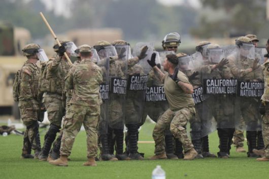 [로스알라미토스=AP/뉴시스] 11일(현지 시간) 미 캘리포니아주 방위군 대원들이 로스앤젤레스(LA) 인근 로스알라미토스에서 시위 진압 훈련을 하고 있다. 2025.06.12
