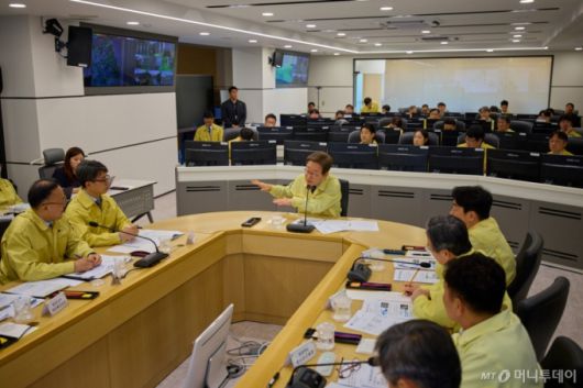 (서울=뉴스1) 박지혜 기자 = 이재명 대통령이 12일 서울 서초구 한강홍수통제소에서 수해 대비 현장 점검 회의를 주재하고 있다. (이재명 대통령 SNS. 재판매 및 DB 금지)   2025.6.12/뉴스1  Copyright (C) 뉴스1. All rights reserved. 무단 전재 및 재배포,  AI학습 이용 금지. /사진=(서울=뉴스1) 박지혜 기자