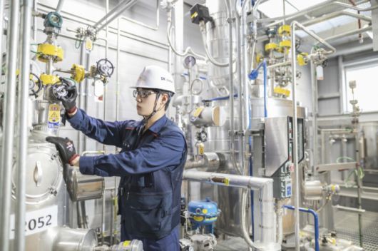 SK머티리얼즈 CIC 산하의 자회사 SK트리켐 프리커서 소재 생산 공정 모습 /사진제공=SK에코플랜트