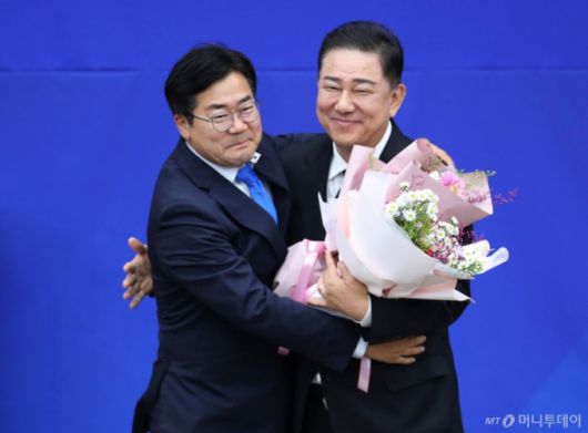 (서울=뉴스1) 이광호 기자 = 13일 오후 서울 여의도 국회에서 열린 더불어민주당 제2기 원내대표 선출 의원총회에서 새 원내대표로 선출된 김병기 의원이 박찬대 전 원내대표와 포옹하고 있다.(공동취재) 2025.6.13/뉴스1  Copyright (C) 뉴스1. All rights reserved. 무단 전재 및 재배포,  AI학습 이용 금지. /사진=(서울=뉴스1) 이광호 기자