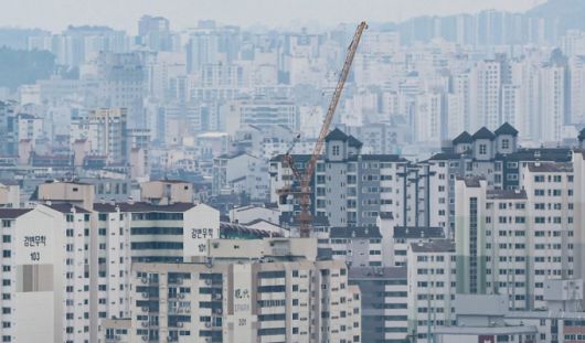 (서울=뉴스1) 김도우 기자 = 서울 아파트값이 급등하면서 9개월여 만에 최고 주간 상승률을 기록했다.  한국부동산원이 지난 12일 발표한 ‘6월 둘째 주(9일 기준) 주간 아파트 가격 동향’을 보면 서울 아파트 매매 가격은 전주보다 0.26% 상승했다. 지난해 8월 넷째 주(8월 26일 기준) 0.26% 상승한 이후 40주 만에 최대 상승폭이다.  사진은 13일 서울 시내 아파트의 모습. 2025.6.13/뉴스1  Copyright (C) 뉴스1. All rights reserved. 무단 전재 및 재배포,  AI학습 이용 금지. /사진=(서울=뉴스1) 김도우 기자