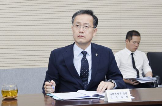 [서울=뉴시스] 김근수 기자 = 이형일 기획재정부 장관 직무대행 1차관이 12일 오후 정부세종청사 중앙동에서 '제17차 부동산 시장 및 공급상황 점검 전담반 회의'를 주재하고 있다. (사진= 기획재정부 제공) 2025.06.12.