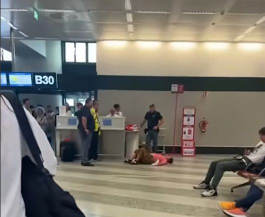 중국인 관광객이 자신의 수하물 무게가 초과되자 이탈리아 공항 바닥에 드러누워 항의하는 모습이 화제다./사진=데일리메일