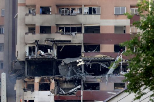 2025년 6월 13일 이란 수도 테헤란에서 구조대가 이스라엘 공습의 표적이 된 건물에서 작업하고 있다. 이스라엘은 13일 새벽 이란의 핵 및 군사 시설과 테헤란의 주거용 건물을 겨냥한 공습을 단행했다. /AFPBBNews=뉴스1