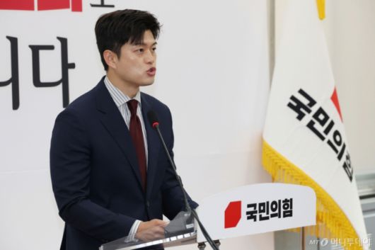(서울=뉴스1) 이광호 기자 = 김용태 국민의힘 비상대책위원장이 13일 오전 서울 여의도 국회에서 수원지법 대북송금재판 관련 현안 입장발표 기자회견을 하고 있다.  2025.6.13/뉴스1  Copyright (C) 뉴스1. All rights reserved. 무단 전재 및 재배포,  AI학습 이용 금지. /사진=(서울=뉴스1) 이광호 기자