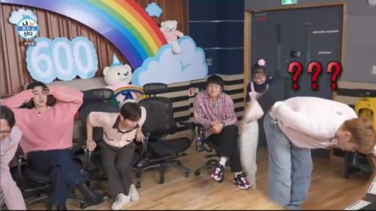 고개를 숙이고 토하는 제스쳐를 취하는 샤이니 키. /사진=MBC '나 혼자 산다' 캡처