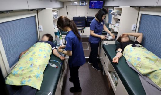 세계 헌혈자의 날을 맞아 지난해 6월14일 서울 종로구 광화문광장에 마련된 헌혈버스에서 시민들이 헌혈하고 있다./사진=뉴시스.