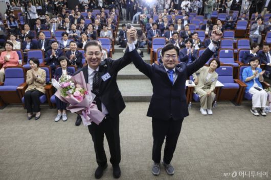 [서울=뉴시스] 권창회 기자 = 김병기 신임 원내대표가 13일 서울 여의도 국회에서 열린 제2기 원내대표 선출 의원총회에서 당선 된 뒤 박찬대 전 원내대표와 손을 맞잡고 있다. (공동취재) 2025.06.13. photo@newsis.com /사진=