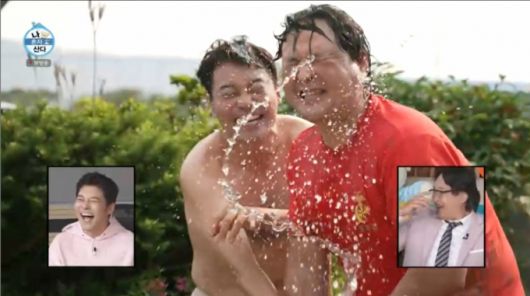 찬물로 장난을 치는 전현무와 구성환. /사진=MBC '나 혼자 산다' 캡처