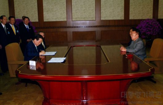 2000년 6월14일 김대중 당시 대통령과 김정일 당시 북한 국방위원장이 북한 평양 백화원 영빈관에서 '6·15남북공동선언'에 서명하는 모습./사진=행정안전부 대통령기록관