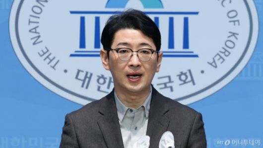 (서울=뉴스1) 이광호 기자 = 국민의힘 법률자문위원장인 주진우 의원이 16일 오후 서울 여의도 국회 소통관에서 더불어민주당 카톡 검열 고발 관련 기자회견을 열고 "민주당은 국민을 상대로 검열하고 협박하는 짓을 멈춰야 한다"고 말하고 있다. 2025.1.16/뉴스1  Copyright (C) 뉴스1. All rights reserved. 무단 전재 및 재배포,  AI학습 이용 금지. /사진=(서울=뉴스1) 이광호 기자