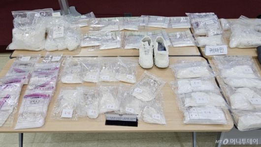[인천=뉴시스] 이루비 기자 = 2일 오전 인천 미추홀구 인천지방검찰청 대회의실에서 열린 '캄보디아발 필로폰 밀수 조직 검거' 관련 브리핑에서 검찰에 압수된 필로폰 약 15㎏(약 50만명 투약분) 등이 공개됐다. 이날 인천지검 강력범죄수사부(부장검사 박성민)는 캄보디아발 70억원대 마약 밀수 조직 4개를 적발하고, 총책 A(23)씨 등 조직원 16명을 특정범죄 가중처벌 등에 관한 법률 위반(향정) 혐의로 구속 기소했다고 밝혔다. 2024.07.02. ruby@newsis.com /사진=이루비