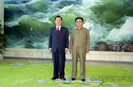 2000년 6월13일 김대중 당시 대통령과 김정일 당시 북한 국방위원장이 북한 평양 백화원 영빈관에서 만나 기념촬영에 임한 모습./사진=행정안전부 대통령기록관