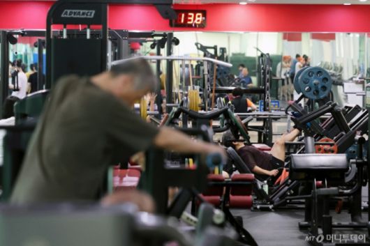 (고양=뉴스1) 황기선 기자 = 수영장에서 강습을 받거나 헬스장에서 퍼스널트레이닝(PT)을 받는 경우 이용 요금과 강습비가 구분되지 않으면 전체 금액의 50%가 소득공제 받을 수 있다.  기획재정부는 '2024년 세법 개정 후속 시행규칙 개정안'을 발표, 올해 7월부터 시행한다.  이번 시행규칙은 수영장과 헬스장 이용 비용의 50％를 소득공제 대상인 시설 이용료로 간주한다는 의미다. 또 총급여가 7천만 원 이하의 근로소득자는 헬스장과 수영장 시설 이용료의 30％를 300만 원 한도 내에서 소득공제 받을 수 있다.   사진은 이날 경기 고양시의 한 헬스장의 모습. 2025.2.27/뉴스1  Copyright (C) 뉴스1. All rights reserved. 무단 전재 및 재배포,  AI학습 이용 금지. /사진=(고양=뉴스1) 황기선 기자