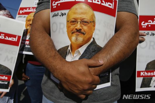 사우디아라비아가 7년간 수감됐던 저명한 반체제 언론인인 40대 후반의 투르키 알 자세르를 처형했다고 16일(현지 시간) AP통신, ABC방송 등이 보도했다. 사진은 2020년 10월2일 튀르키예 수도 이스탄불에 위치한 사우디 영사관 부근에서 사망 2주년을 맞아 숨진 사우디 언론인 자말 카슈끄지의 포스터를 시민들이 들고 있는 모습. /AP=뉴시스