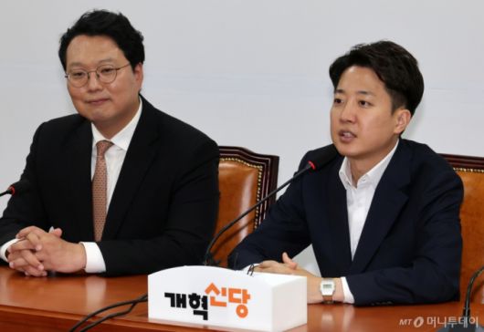 [서울=뉴시스] 조성우 기자 = 이준석(오른쪽) 개혁신당 의원이 5일 오후 서울 여의도 국회에서 열린 개혁신당 선거대책본부 해단식에서 발언하고 있다. 2025.06.05. xconfind@newsis.com /사진=조성우