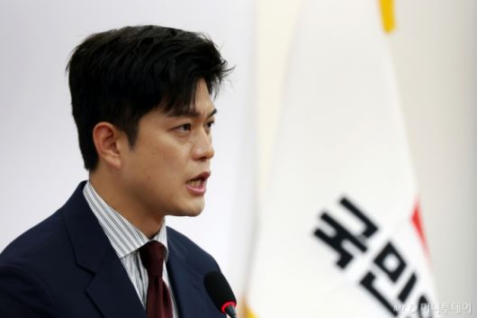 [서울=뉴시스] 고승민 기자 = 김용태 국민의힘 비상대책위원장이 13일 서울 여의도 국회에서 수원지법 대북송금재판 관련 현안 입장발표를 하고 있다. 2025.06.13. kkssmm99@newsis.com /사진=고승민