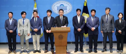 [서울=뉴시스] 조성봉 기자 = 김병기 더불어민주당 원내대표가 15일 오전 서울 여의도 국회 소통관에서 원내대표단 발표 기자회견을 하고 있다. 왼쪽부터 문금주 대변인, 김현정 대변인, 허영 정책수석, 문진석 운영수석, 김 원내대표, 박상혁 소통수석, 이기헌 비서실장, 김남근 민생부대표. 백승아 대변인. 2025.06.15. suncho21@newsis.com /사진=조성봉