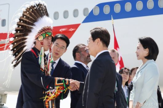 [캘거리=뉴시스] 최진석 기자 = 주요 7개국(G7) 정상회의에 참석하는 이재명 대통령이 16일(현지 시간) 캐나다 앨버타주 캘거리국제공항에 도착해 캘거리 인근 캐나다 원주민 공동체 대표자와 인사하고 있다. 2025.06.17. myjs@newsis.com /사진=