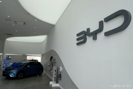 [카마사리(브라질)=AP/뉴시스]지난 3월7일 브라질 바히아주 카마사리의 중국 전기차 대기업 BYD 대리점에 BYD 차량이 전시돼 있다. 브라질 검찰이 27일(현지시각) 중국의 전기차 대기업 BYD와 2곳의 협력업체들을 노예와 같은 노동 조건으로 노동자들을 고용하고 국제 인신매매를 한 혐의로 기소할 것이라고 밝혔다. 2025.05.28. /사진=유세진