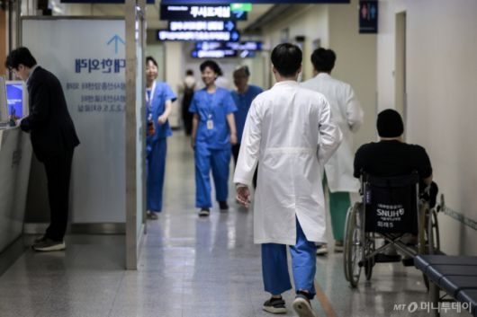 [서울=뉴시스] 정병혁 기자 = 4일 서울시내 대학병원에서 의료진이 이동하고 있다.   21대 대통령으로 이재명 대통령이 취임한 가운데 의정갈등에도 변곡점이 될 전망이다.  이재명 대통령이 임기를 시작하면서 의료계에선 장기화된 의정 갈등 해소를 기대하는 목소리와 이 대통령이 대선 후보 시절 발표한 공공의대 설립 등 공약 추진을 우려하는 목소리가 동시에 나오고 있다. 대한의사협회(의협)는 이 대통령을 향해 의대생·전공의 복귀 문제, 의대 증원 책임자 문책, 의료정책 의사 결정 과정에서 전문가 참여 보장 등을 통해 1년 넘게 이어지고 있는 의정 갈등을 봉합해야 한다고 요구하고 있다. 2025.06.04.  /사진=정병혁