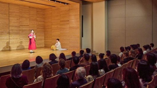 지난 16일 열린 리움미술관의 다문화 가정 초청행사에서 참가자들이 국악인 신형식씨의 공연을 감상하고 있다. / 사진제공=삼성문화재단