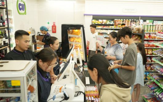 몽골 CU 매장에서 물건을 구입한 고객들이 계산을 기다리고 있다. /사진제공=BGF리테일