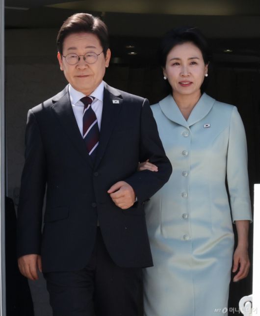 [캘거리=뉴시스] 최진석 기자 = 주요 7개국(G7) 정상회의에 참석하는 이재명 대통령이 16일(현지 시간) 캐나다 앨버타주 캘거리국제공항에 도착해 김혜경 여사와 공군 1호기에서 내리고 있다. 2025.06.17. myjs@newsis.com /사진=