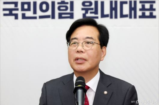[서울=뉴시스] 고승민 기자 = 송언석 국민의힘 신임 원내대표가 16일 오후 서울 여의도 국회에서 열린 2025 국민의힘 원내대표 선출 의원총회에서 당선 소감을 밝히고 있다.  (공동취재) 2025.06.16. photo@newsis.com /사진=