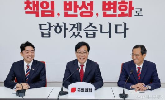 (서울=뉴스1) 안은나 기자 = 송언석 국민의힘 원내대표(가운데)가 17일 서울 여의도 국회에서 강훈식 대통령 비서실장(왼쪽), 우상호 정무수석을 접견하며 인사말을 하고 있다. 2025.6.17/뉴스1  Copyright (C) 뉴스1. All rights reserved. 무단 전재 및 재배포,  AI학습 이용 금지. /사진=(서울=뉴스1) 안은나 기자