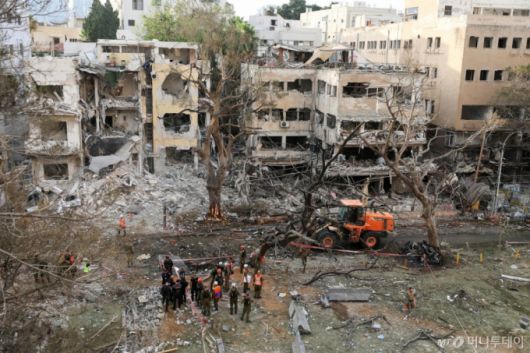 16일 이란이 이스라엘 텔아비브를 향해 미사일이 발사한 후 긴급 구조대가 손상된 건물에 출동해 있다. 기사내용과 무관./사진=뉴스1(로이터 통신).