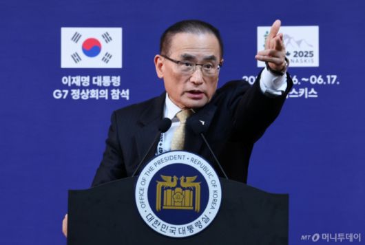 [캘거리=뉴시스] 최진석 기자 = 위성락 국가안보실장이 16일(현지 시간) 캘거리 한 호텔에 차려진 프레스센터 내 중앙기자실에서 이재명 대통령의 주요 7개국(G7) 정상회의 참석 관련 브리핑을 하고 있다. 2025.06.17. myjs@newsis.com /사진=최진석