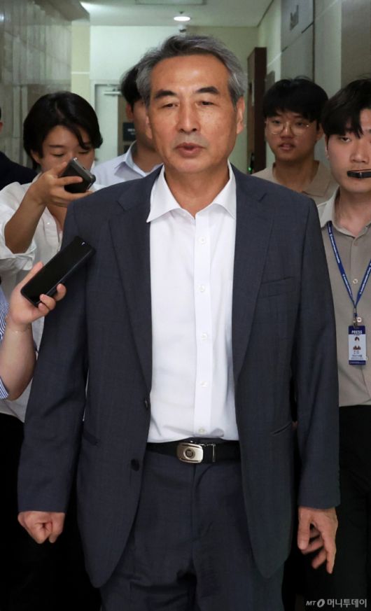 [서울=뉴시스] 김선웅 기자 = 김건희 여사에 대한 수사를 맡은 민중기 특별검사가 17일 서울 서초구 소재 법무법인 사무실을 나서며 취재진과 만나 질문에 답변하고 있다. 2025.06.17. mangusta@newsis.com /사진=김선웅
