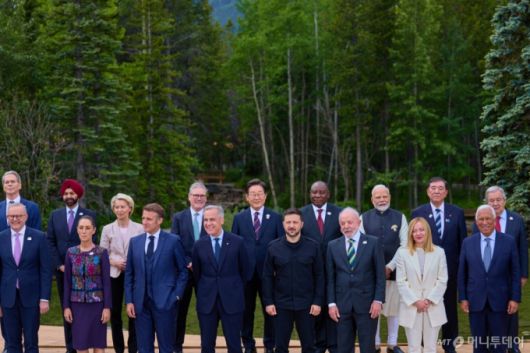 [카나나스키스(캐나다)=뉴시스] 최진석 기자 = 이재명 대통령이 17일(현지시간) 캐나다 앨버타주 카나나스키스 주요 7개국(G7) 정상회의장에서 의장국 마크 카니 캐나다 총리, 초청국 정상들과 함께 기념촬영을 하고 있다. (공동취재) 2025.06.18. myjs@newsis.com /사진=