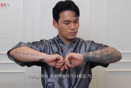 트로트 가수 '천록담'으로 활동 중인 이정이 절친 서재호 사망 이후 문신을 새기기 시작했다고 고백했다. /사진=유튜브 갈무리