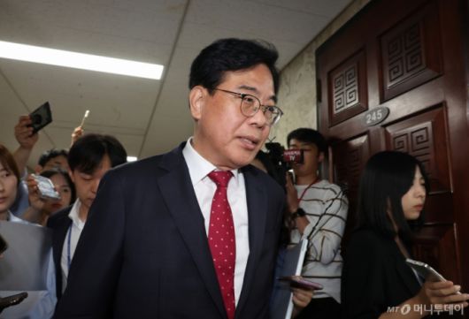 송언석 국민의힘 원내대표가 17일 서울 여의도 국회에서 열린 초선의원 간담회에 참석하던 중 취재진 질문을 받고 있다. 2025.06.17. /사진=뉴시스 /사진=고승민