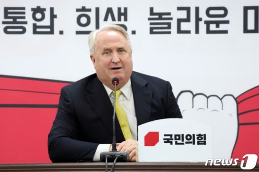 인요한 국민의힘 혁신위원장이 23일 오후 서울 여의도 국민의힘 중앙당사에서 열린 혁신위원회 10차 회의에서 모두발언을 하고 있다. 2023.11.23/사진=뉴스1