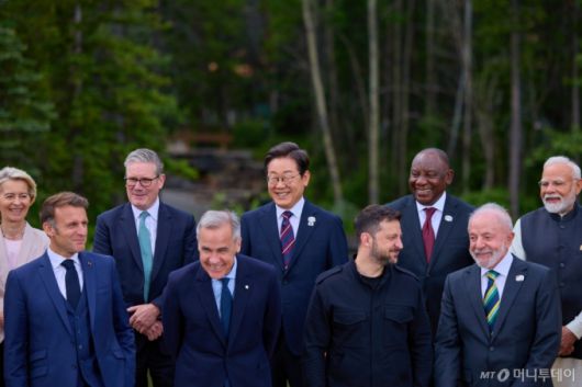 [카나나스키스(캐나다)=뉴시스] 최진석 기자 = 이재명 대통령이 17일(현지시간) 캐나다 앨버타주 카나나스키스 주요 7개국(G7) 정상회의장에서 의장국 마크 카니 캐나다 총리, 초청국 정상들과 함께 기념촬영을 하고 있다. (공동취재) 2025.06.18. myjs@newsis.com /사진=