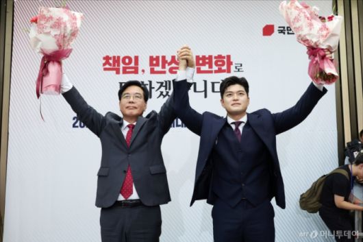 송언석 국민의힘 신임 원내대표가 16일 오후 서울 여의도 국회에서 열린 2025 국민의힘 원내대표 선출 의원총회에서 김용태 비상대책위원장과 손을 들어올리고 있다. (공동취재) 2025.6.16/사진=뉴스1 /사진=(서울=뉴스1) 이재명 기자