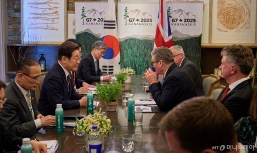 [카나나스키스(캐나다)=뉴시스] 최진석 기자 = 이재명 대통령이 17일(현지 시간) 캐나다 앨버타주 카나나스키스 주요 7개국(G7) 정상회의장에서 키어 스타머 영국 총리와 한-영 정상회담을 하고 있다. (공동취재) 2025.06.18. myjs@newsis.com /사진=