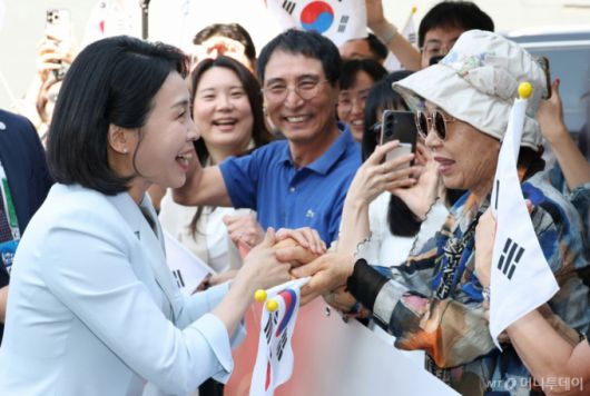 [캘거리=뉴시스] 최진석 기자 = 이재명 대통령 부인 김혜경 여사가 17일(현지 시간) 캐나다 앨버타주 캘거리 한인회관에서 열린 캐나다 서부 동포사회와의 대화를 나누기 전 동포들과 인사하고 있다. 2025.06.18. myjs@newsis.com /사진=