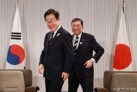 [카나나스키스(캐나다)=뉴시스] 최진석 기자 = 이재명 대통령이 17일(현지 시간) 캐나다 앨버타주 캐내내스키스 주요 7개국(G7) 정상회의장에서 열린 한일 정상회담에서 이시바 시게루 일본 총리와 자리를 바꾸며 밝게 웃고 있다. 2025.06.18. myjs@newsis.com /사진=