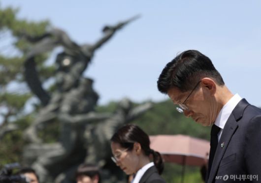 김문수 전 국민의힘 대통령 후보가 현충일인 6일 오전 서울 동작구 국립서울현충원에서 김용태 국민의힘 비상대책위원장과 대선 캠프 참모들과 함께 현충탑에 참배하고 있다. 2025.06.06. /사진=뉴시스 /사진=김명년