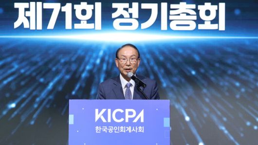 지난 18일 여의도 페어몬트 앰배서더 서울 그랜드볼룸에서 열린 한국공인회계사회 제71회 정기총회에서 최운열 회장이 개회사를 하고 있다./사진제공=한국공인회계사회